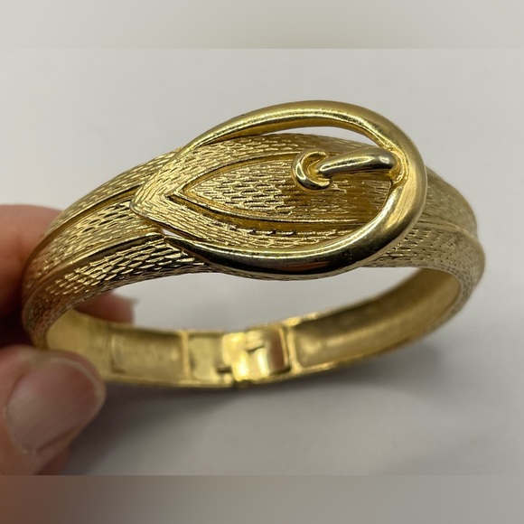 3 for $30 Vintage 80s Signed Avon Gold Tone Belt Buckle Hinged Clamper Bracelet - Picture 6 of 11
